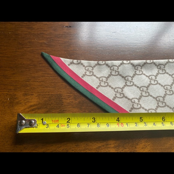 Authentic Gucci silk scarf. - Picture 4 of 14